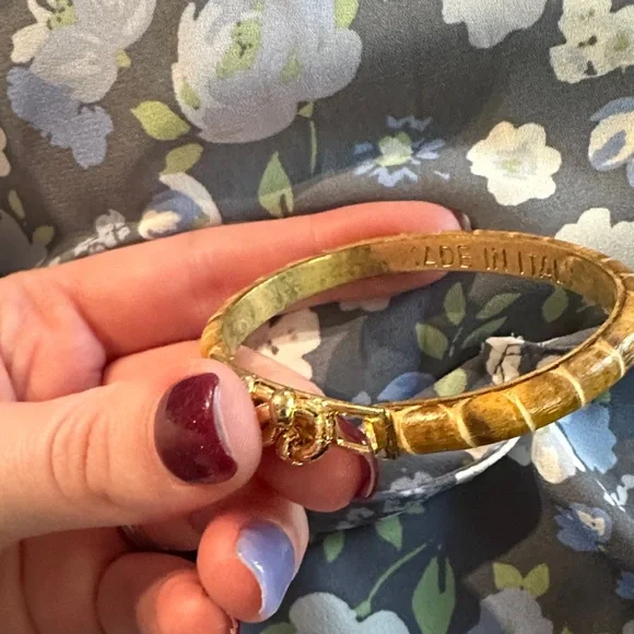 Elegant Gold Bracelet - Picture 2 of 10